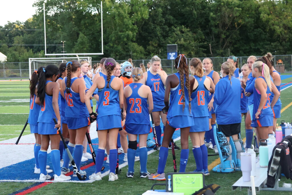 The team circles up during the final minutes of the fourth quarter.